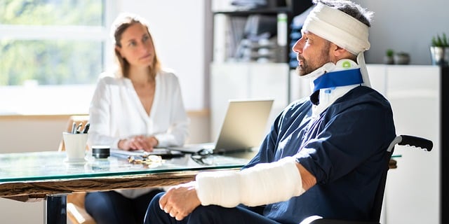 Navigating Peoria Personal Injury Lawsuits: When & How to Hire Help